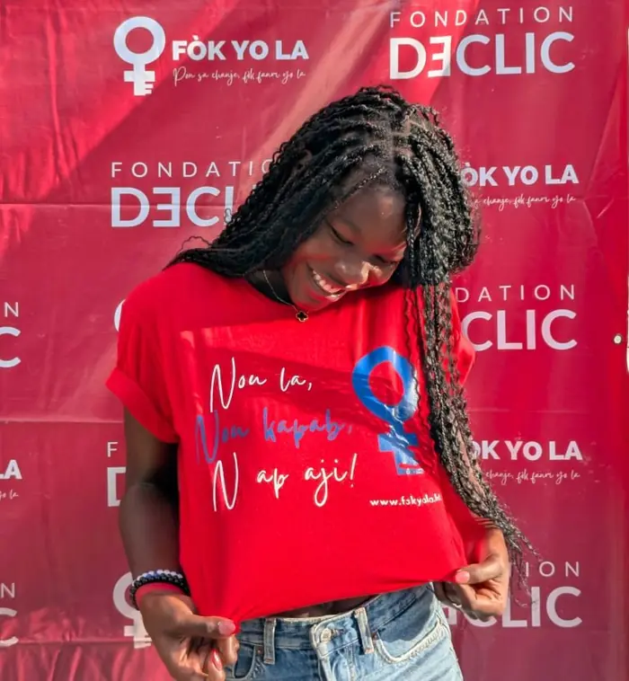 Jeune participante portant un t-shirt Nou Kapab
